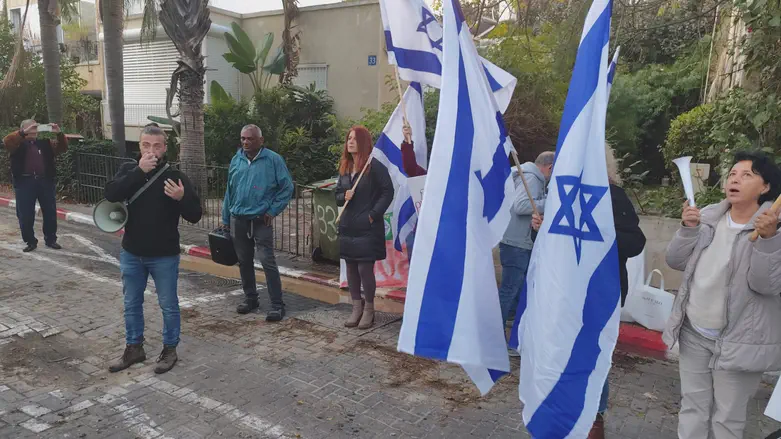 “הפגנת השכמה” מול בית השופטת דפנה ברק ארז