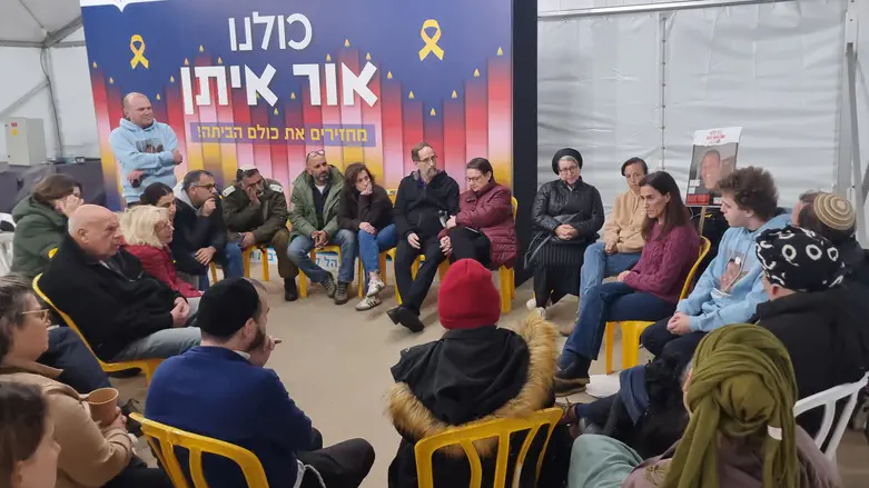 מפגש מרגש: כשעקורים מגוש קטיף הגיעו לכיכר החטופים