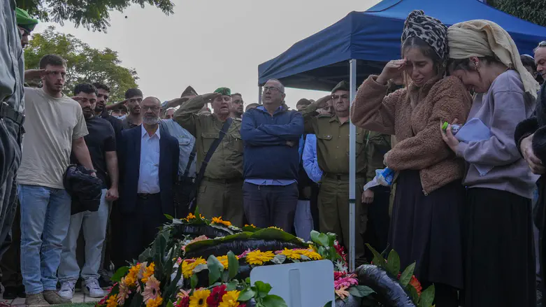 תיעוד מצמרר מההלוויה: הלל שכנזי נפרדה מבעלה בשירת התקווה והצדעה