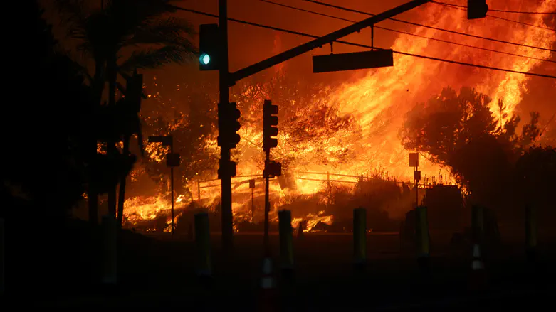 זעם בלוס אנג’לס: עשירים שוכרים מטוסי כיבוי פרטיים – בזמן שהעיר בוערת