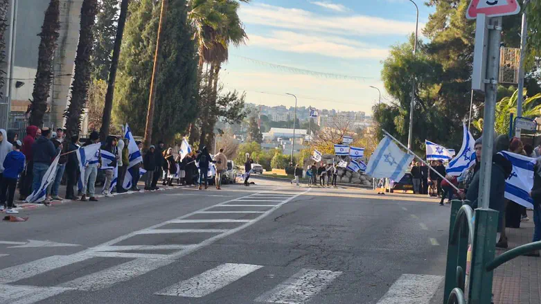 המונים ליוו עם דגלי ישראל את משפחת הלוחם מתי פרל ז”ל