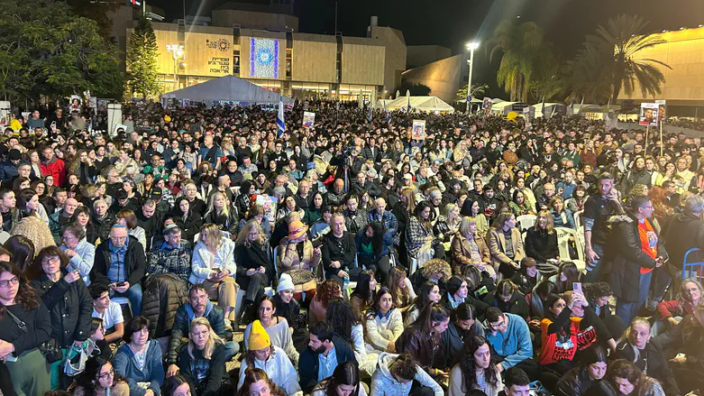 שידור חי: עומר אדם ואביתר בנאי שרים בכיכר החטופים