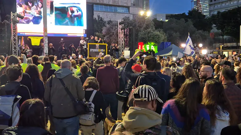 שידור חי: ערב “שרים יחד לשובם" בכיכר החטופים