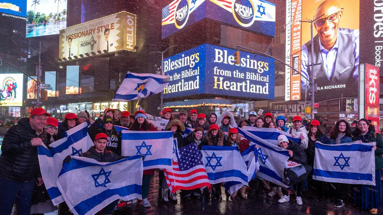 לקראת השבעת טראמפ: הברכה של מועצת יש”ע על מסכי הטיימס סקוור