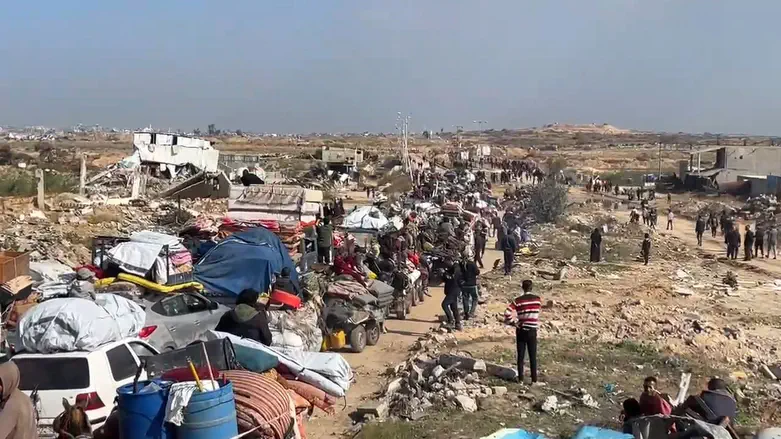 צפו: אלפי תושבי עזה מגיעים לצפון הרצועה