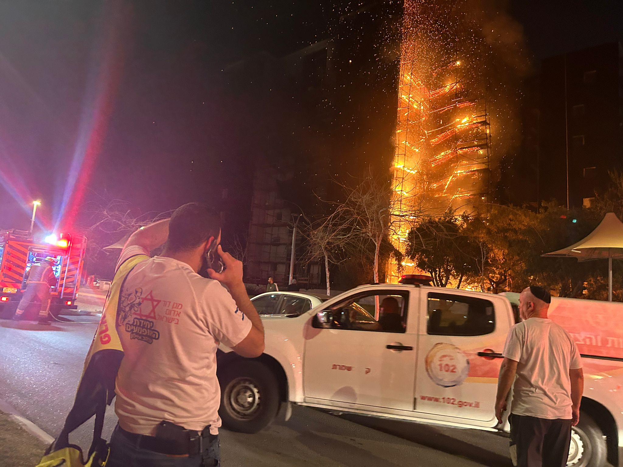 עשרות חולצו מבניין בוער בבת ים | צעירה קפצה מהקומה מהשנייה