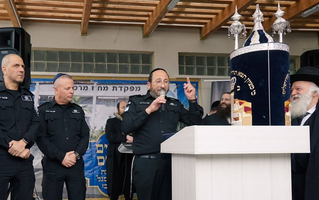 כשהסוהרים חגגו ‘חנוכת הבית’ לבית הכנסת בין כותלי הכלא | תיעוד