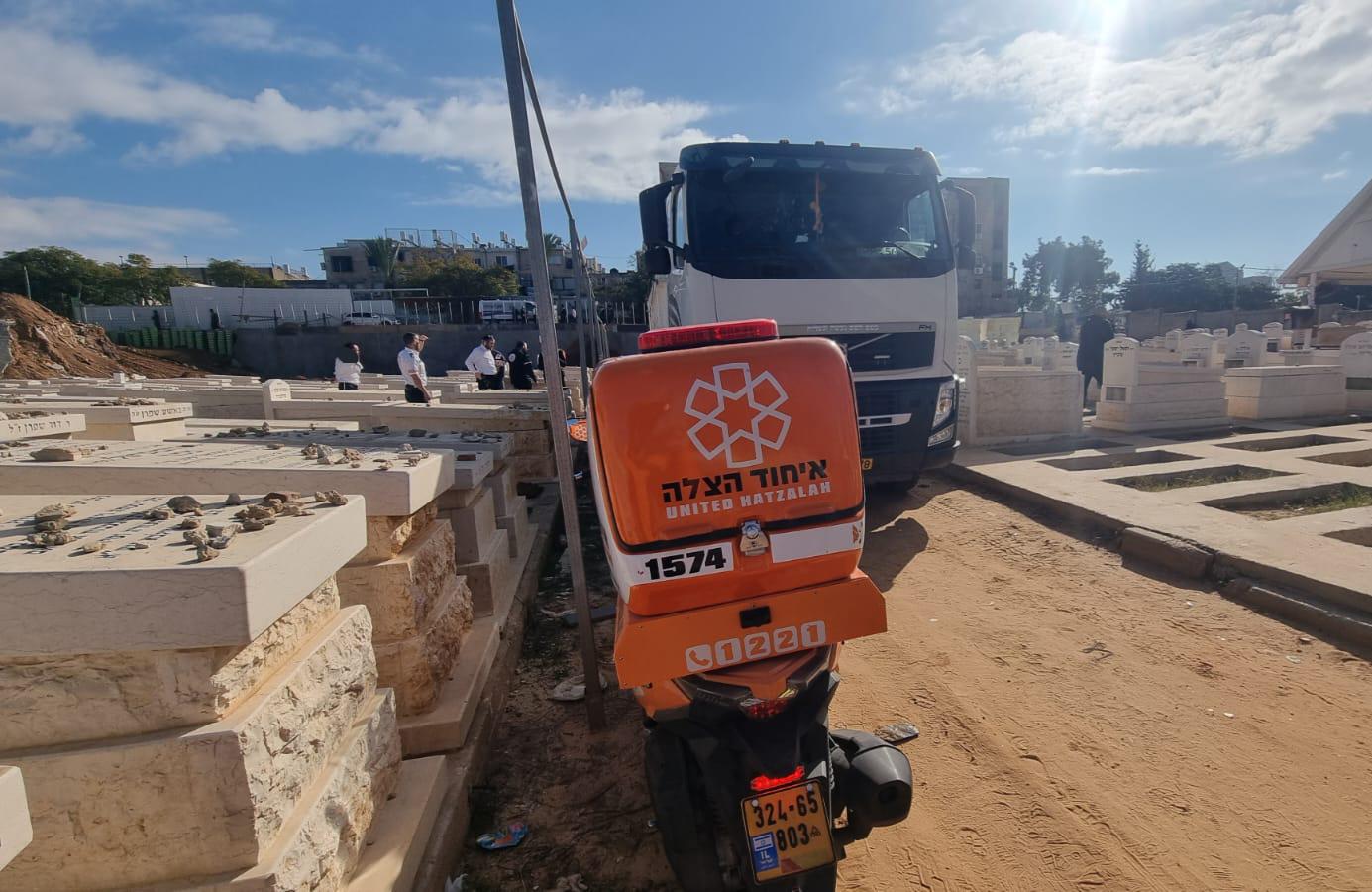 משאית פגעה בה: אישה כבת 80 נהרגה ליד בית העלמין בבני ברק