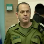 מפגינים חשפו ביקור חשאי של ראש אגף המבצעים בבריטניה: “חושש להיחקר בהאג?”