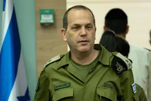 מפגינים חשפו ביקור חשאי של ראש אגף המבצעים בבריטניה: “חושש להיחקר בהאג?”