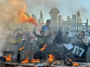 ערכו "שולחן שבת" על הכביש – והבעירו אותו: משפחות חטופים חוסמות את איילון צפון