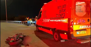 רוכב אופנוע נהרג בתאונה בעמק חפר, הולכת רגל נפצעה קשה