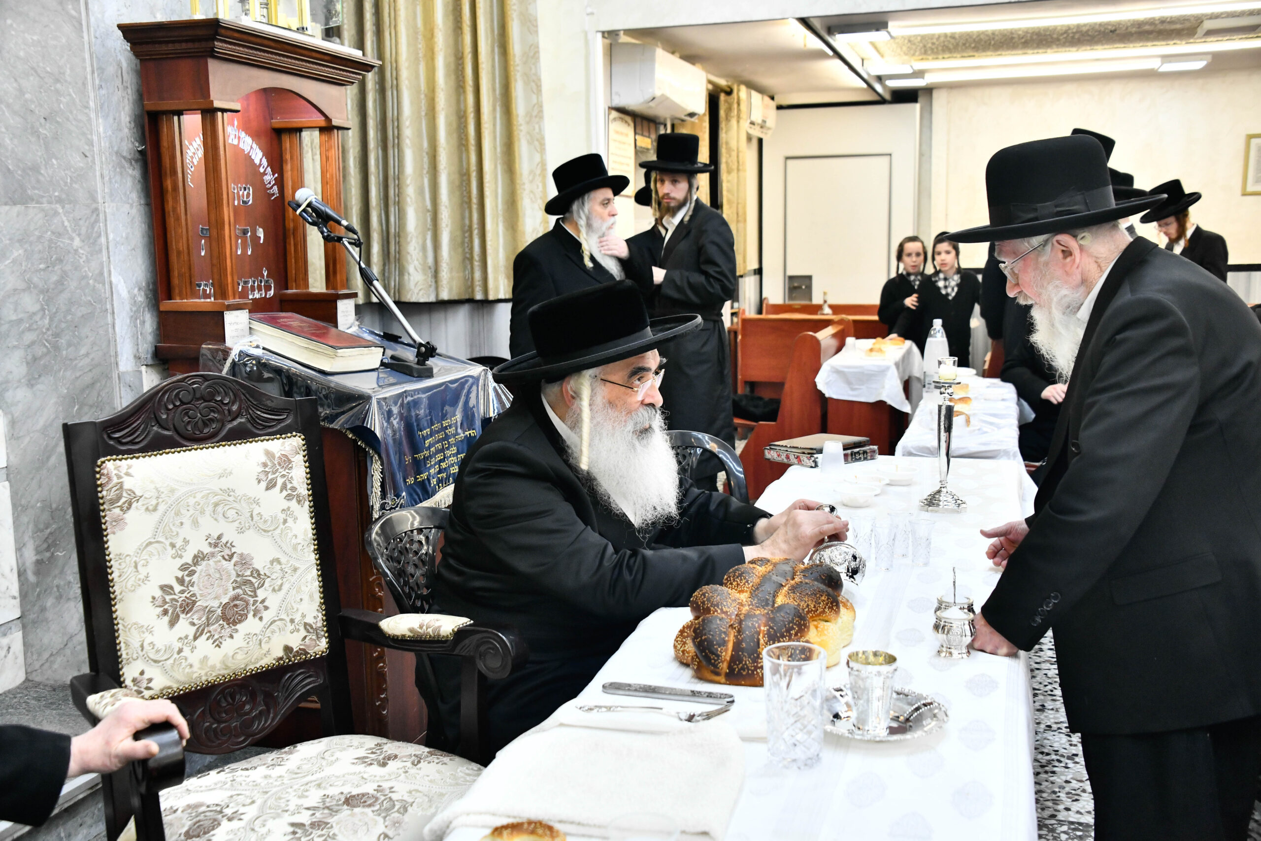 האדמו"ר ערך טיש בבני ברק וסירב לשבת על הכסא המפואר 