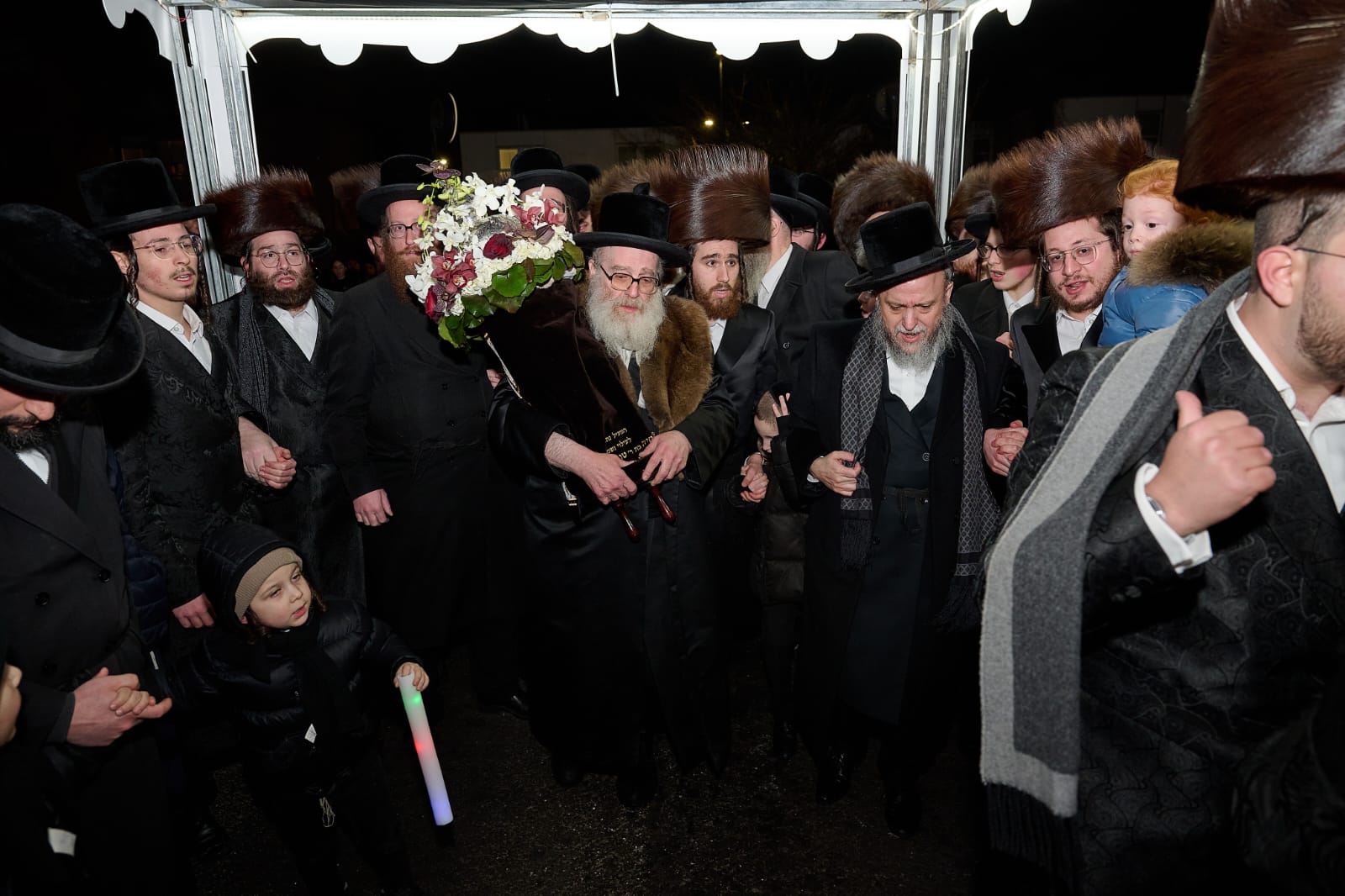 בראשות הרה”צ מסקווירא: אלפים בהכנסת ס”ת בלונדון 