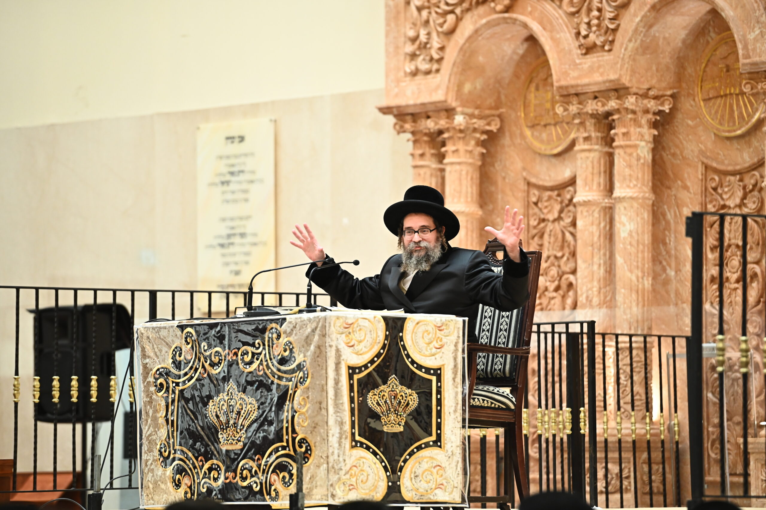 כשהאדמו”ר מסקולען התייחס לטקס השבעת הנשיא טראמפ 