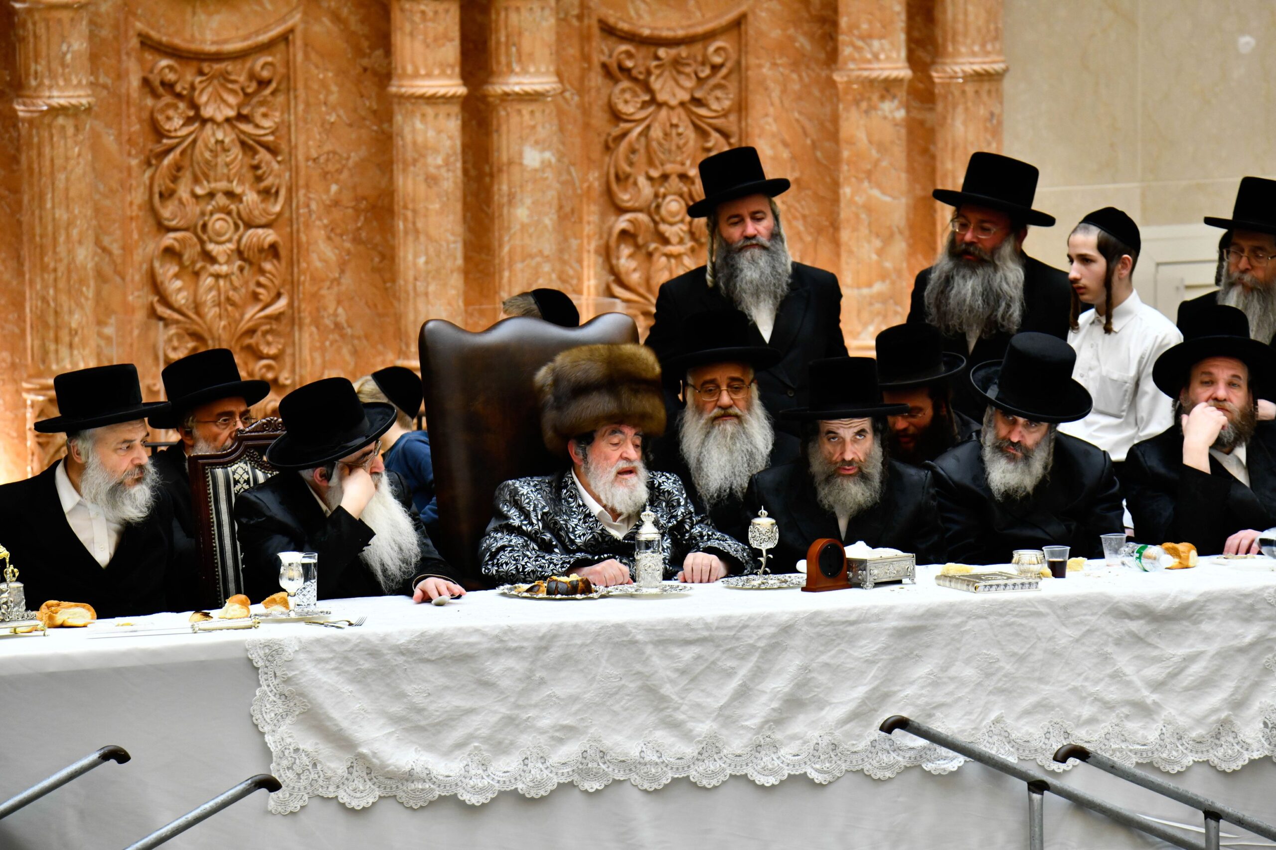 שעה לפני חזרתו לנתניה | האדמו”ר מויז’ניץ ערך טיש ‘זאת חנוכה’