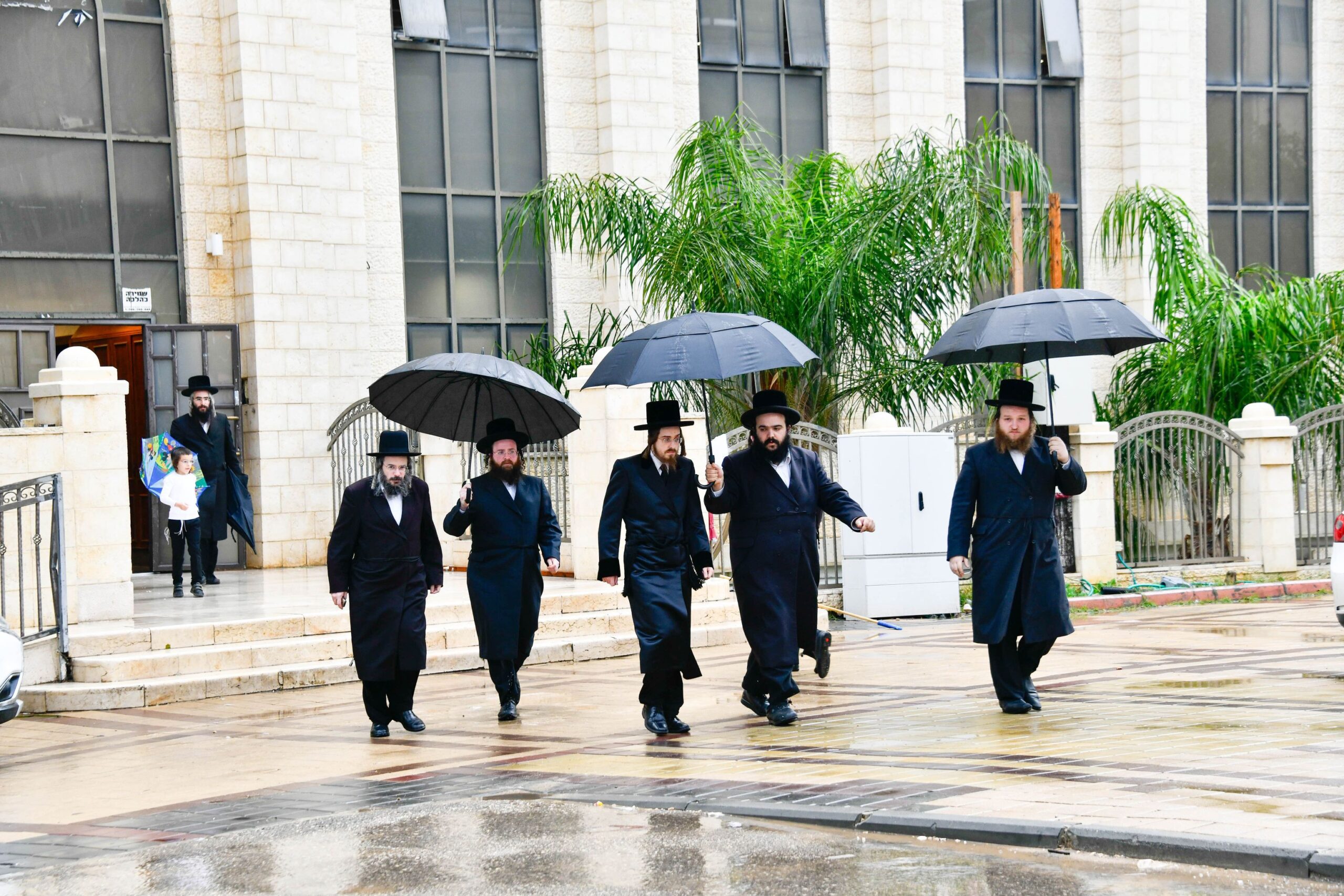 כשהרבי מסאדיגורה צעד בגשם לאירוע של הילדים | צפו