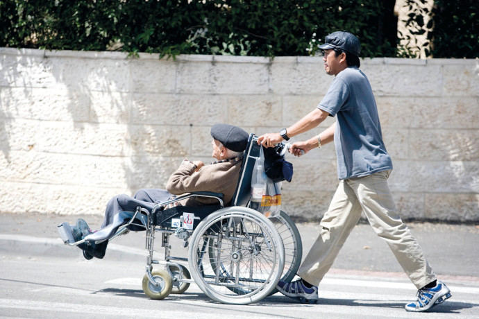 למי אכפת מהסבים שלנו? המלחמה יצרה מחסור במטפלים זרים | בלעדי