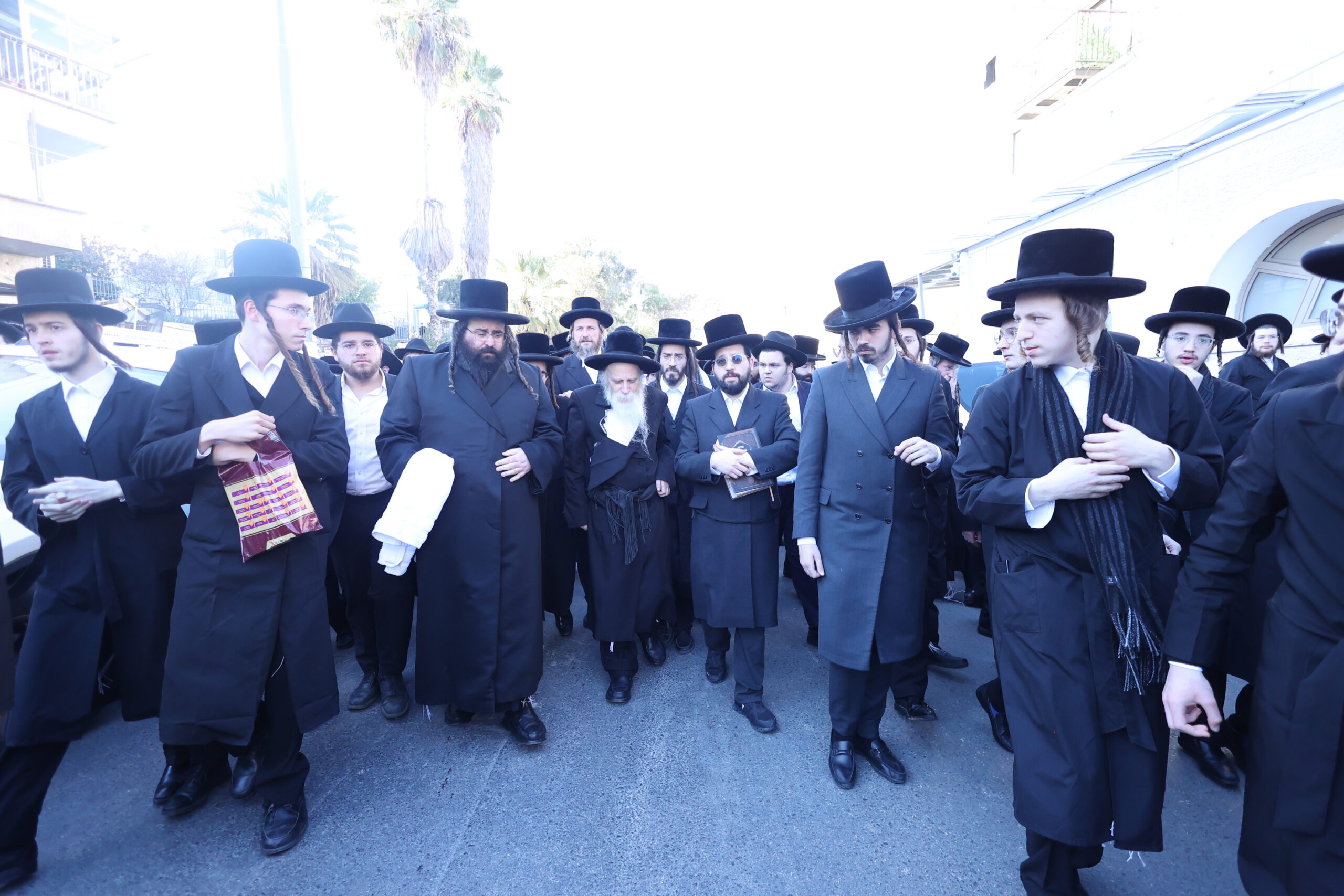 בקריעה על דש בגדו | רבי איצ’ה מאיר ליווה את אחיו היחיד בדרכו האחרונה