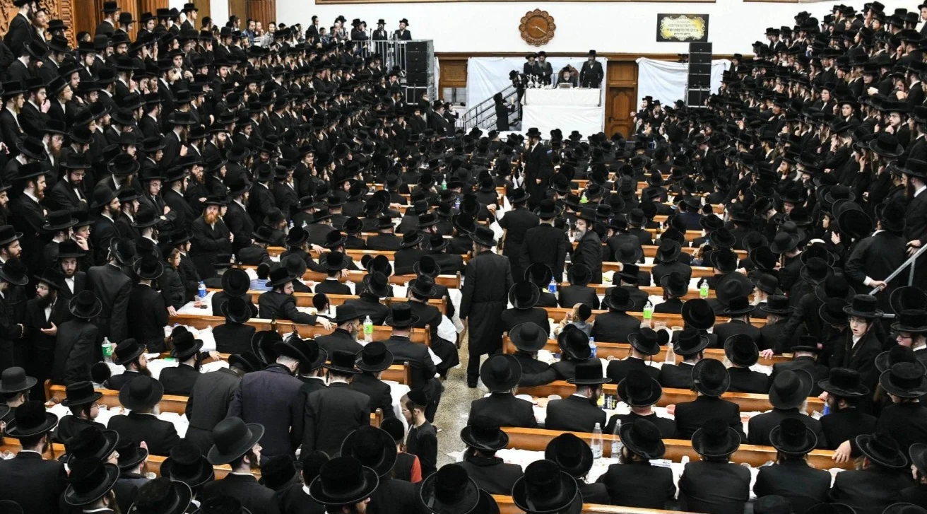 השעון הגדול קרס על ראשו של האדמו”ר | הרבי סירב להתפנות