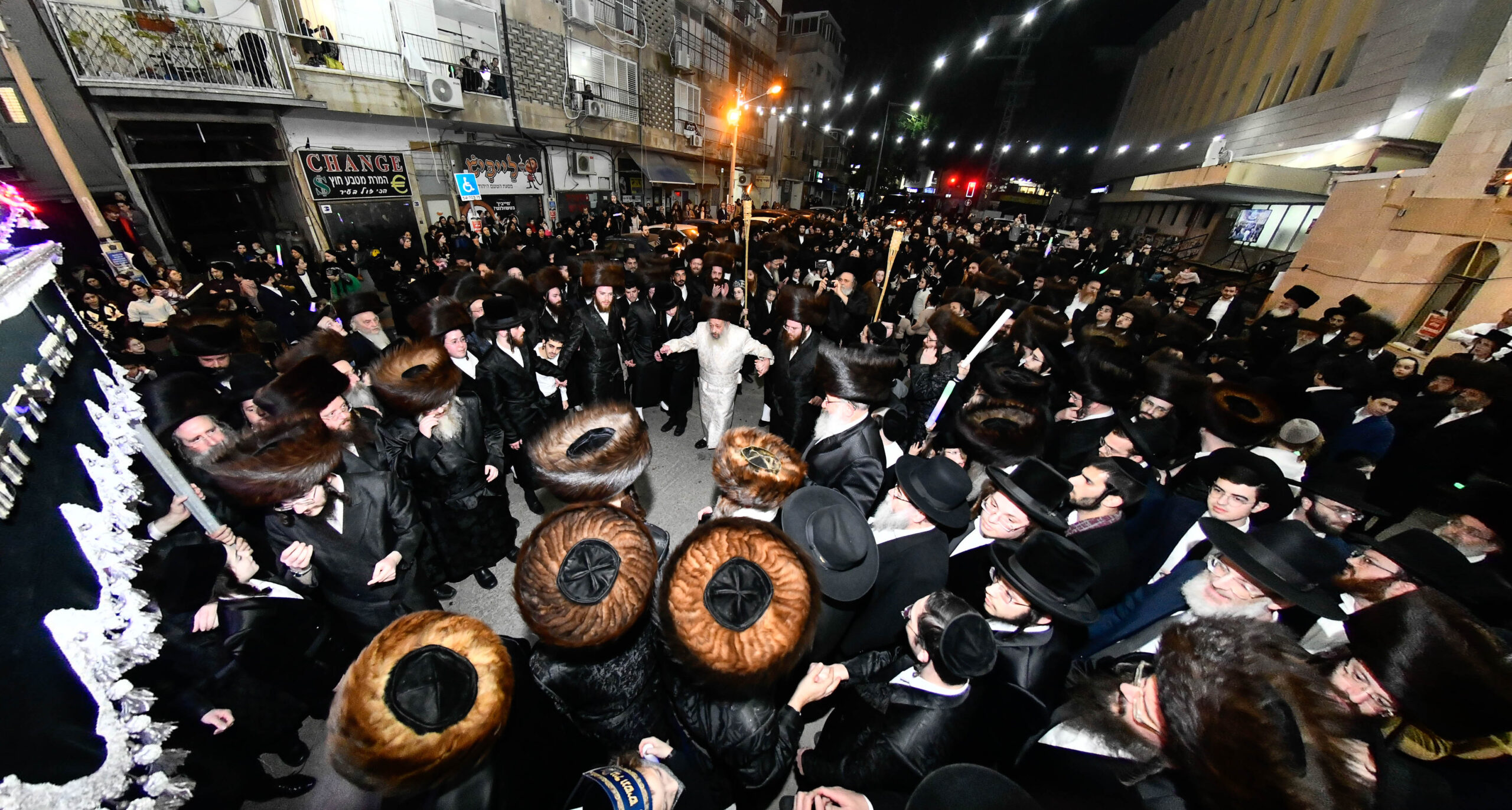 המונים נטלו חלק ב’הכנסת ספר תורה’ לזכות האדמו”ר מדעעש