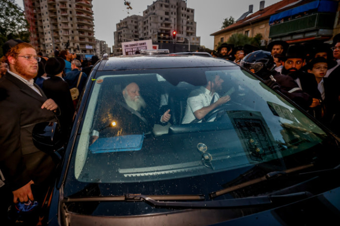 הפתעה מסריחה: העוזר של גולדקנופף הוטרד ע”י צעירים והשיא הגיע לפתח דלתו