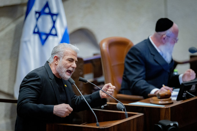 יאיר לפיד במסר חריג לנתניהו: “יש לך רשת ביטחון, אל תרא”