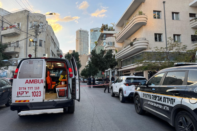 צעיר נפצע באורח בינוני-קשה בפיגוע דקירה בתל אביב