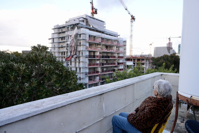 תיעוד בלעדי: סבתא של רומי גונן נפרדת מהשלט האייקוני של נכדתה