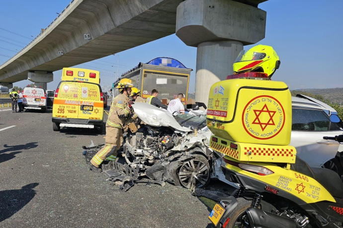 מזעזע: משאית פגעה במספר כלי רכב, אישה ותינוק נהרגו