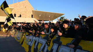 עם מאות אוהדים בנתב”ג: עומר אצילי נוחת בישראל | צפו בשידור החי