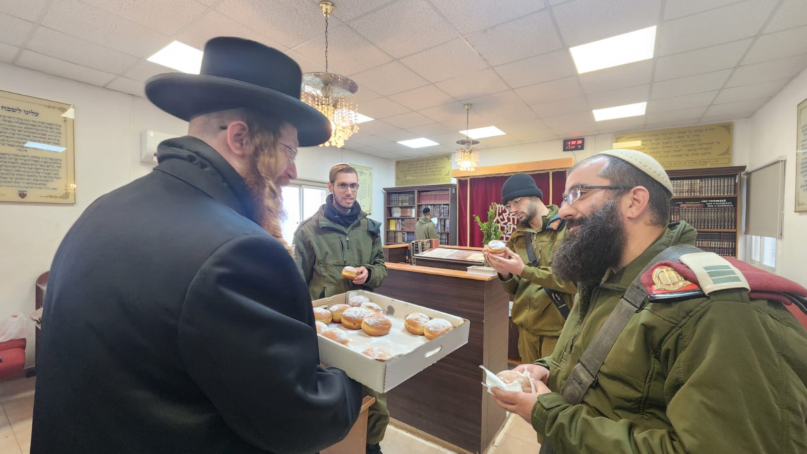 תיעוד מרגש: האדמו”ר חילק סופגניות לחיילים 