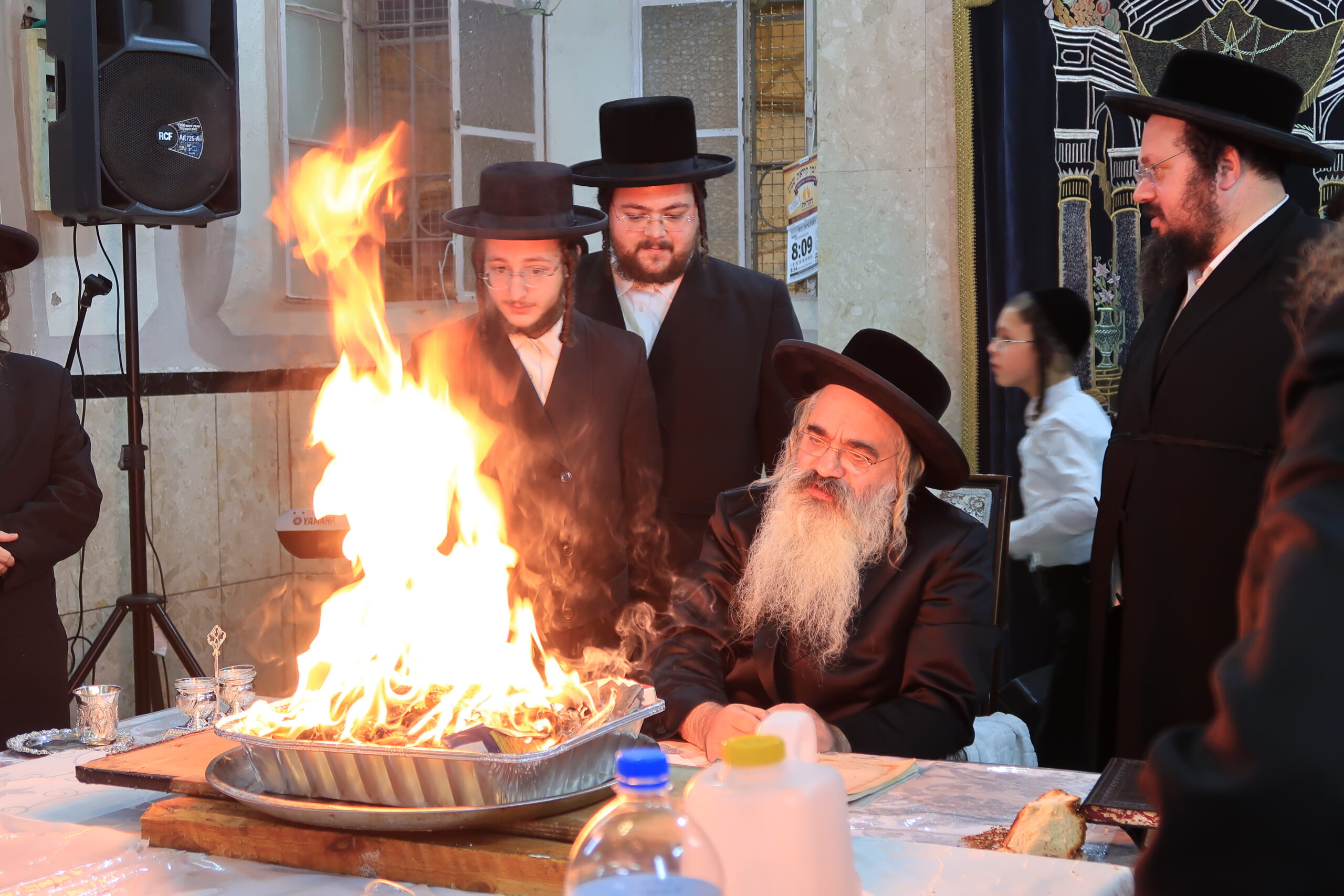 המנהג של ‘שריפת הפתילות’
בחצרות הקודש והסגולה שטמונה בו