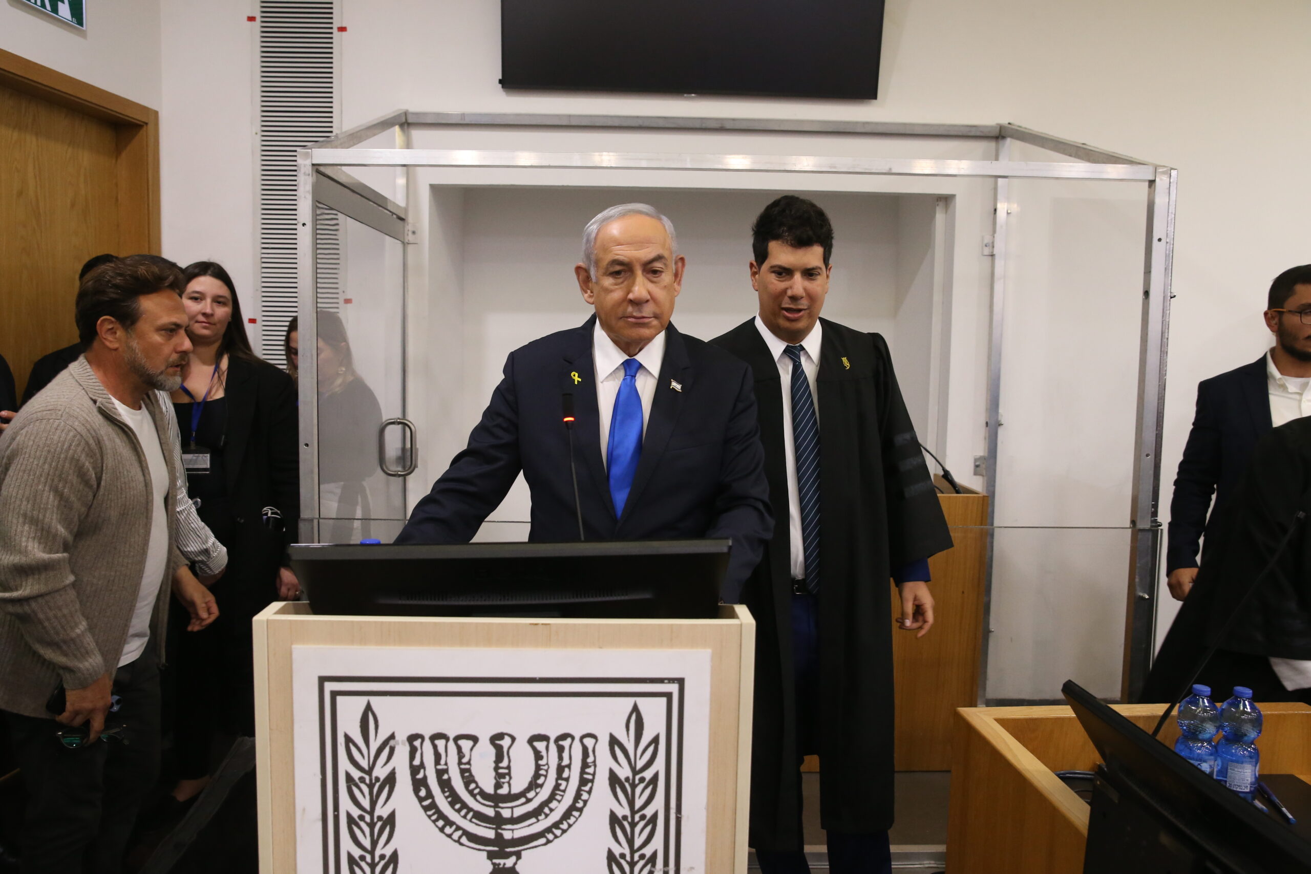 נתניהו חזר לדוכן העדים מלווה ברופאו: "עדיין לא החלמתי"