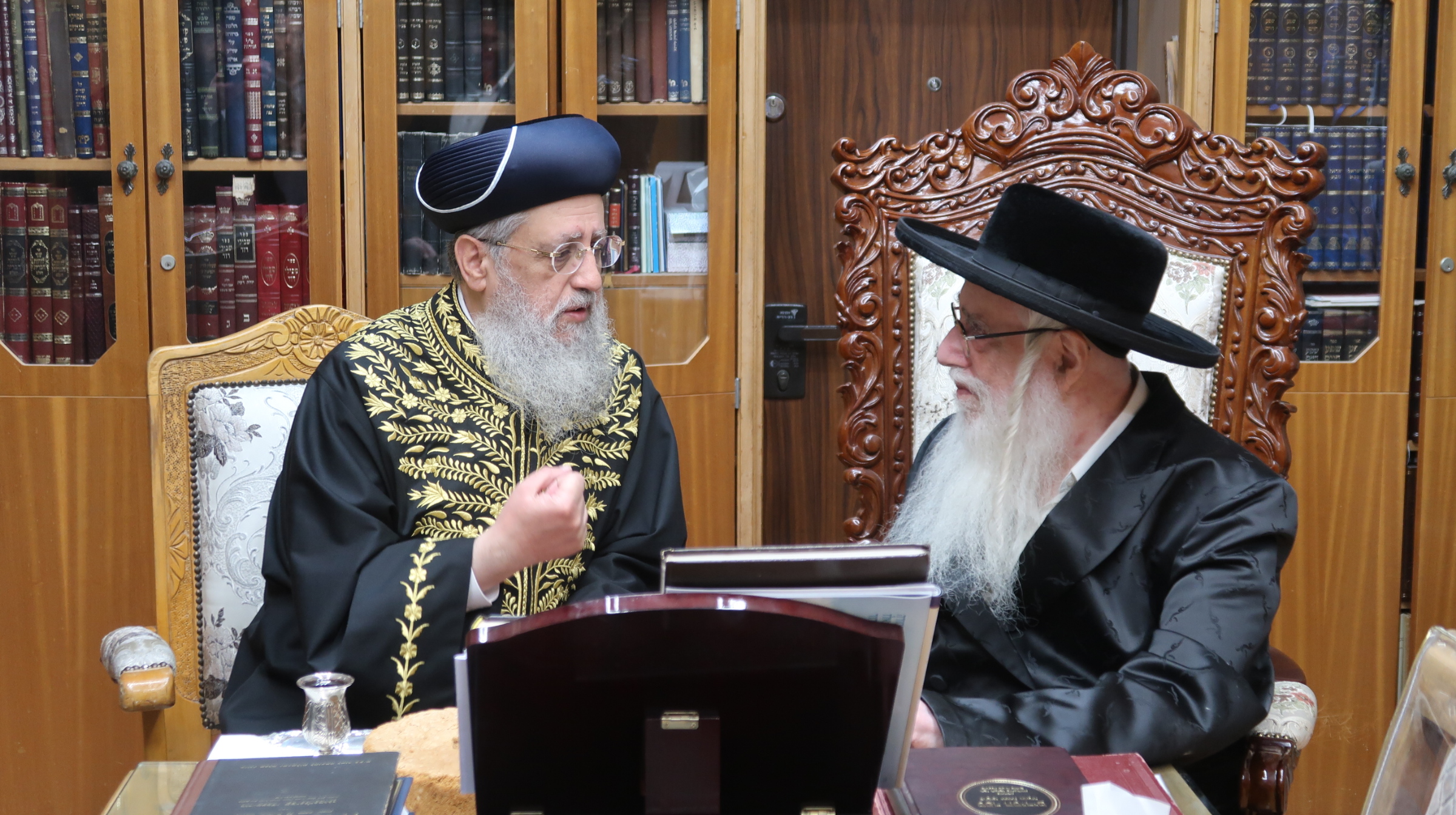 הרבי קידמו ברוב כבוד | הראשל”צ ביקר בצאנז | תיעוד