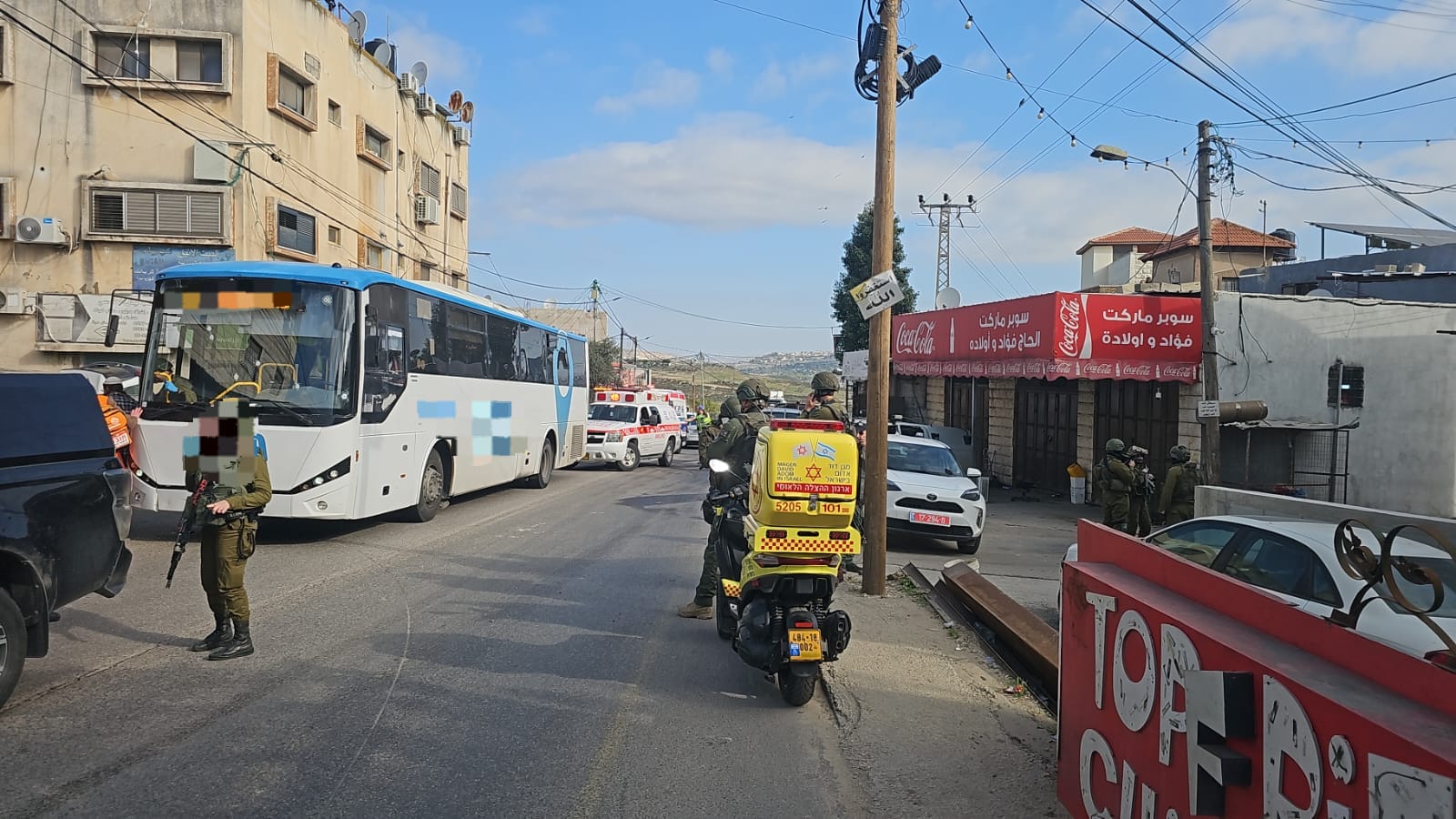 3 נרצחים בפיגוע טרור לעבר אוטובוס וכלי רכב בשומרון; מצוד אחר המחבל – שנמלט