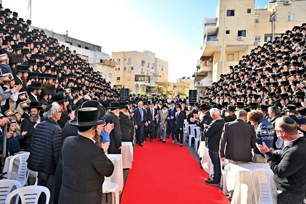 בהשתתפות כלל החסידים | חנוכת הבית לתלמוד תורה באלעד