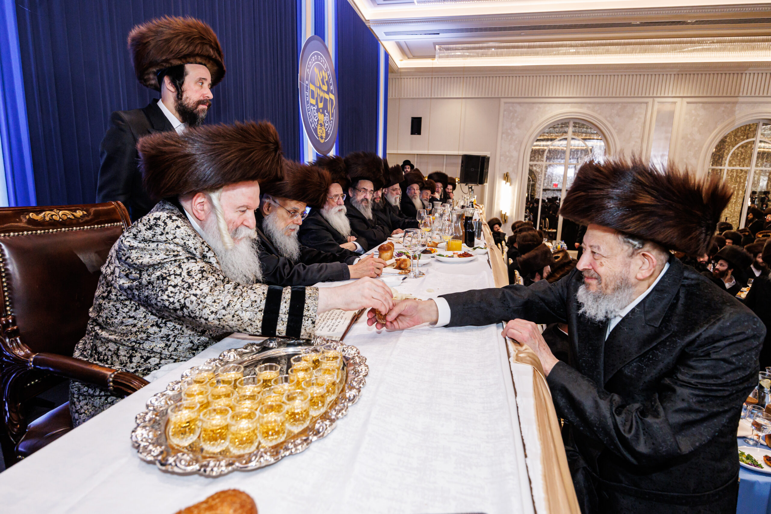 מעמד מיוחד: האדמו”ר מבאבוב חילק מתנות כסף לנגידים 