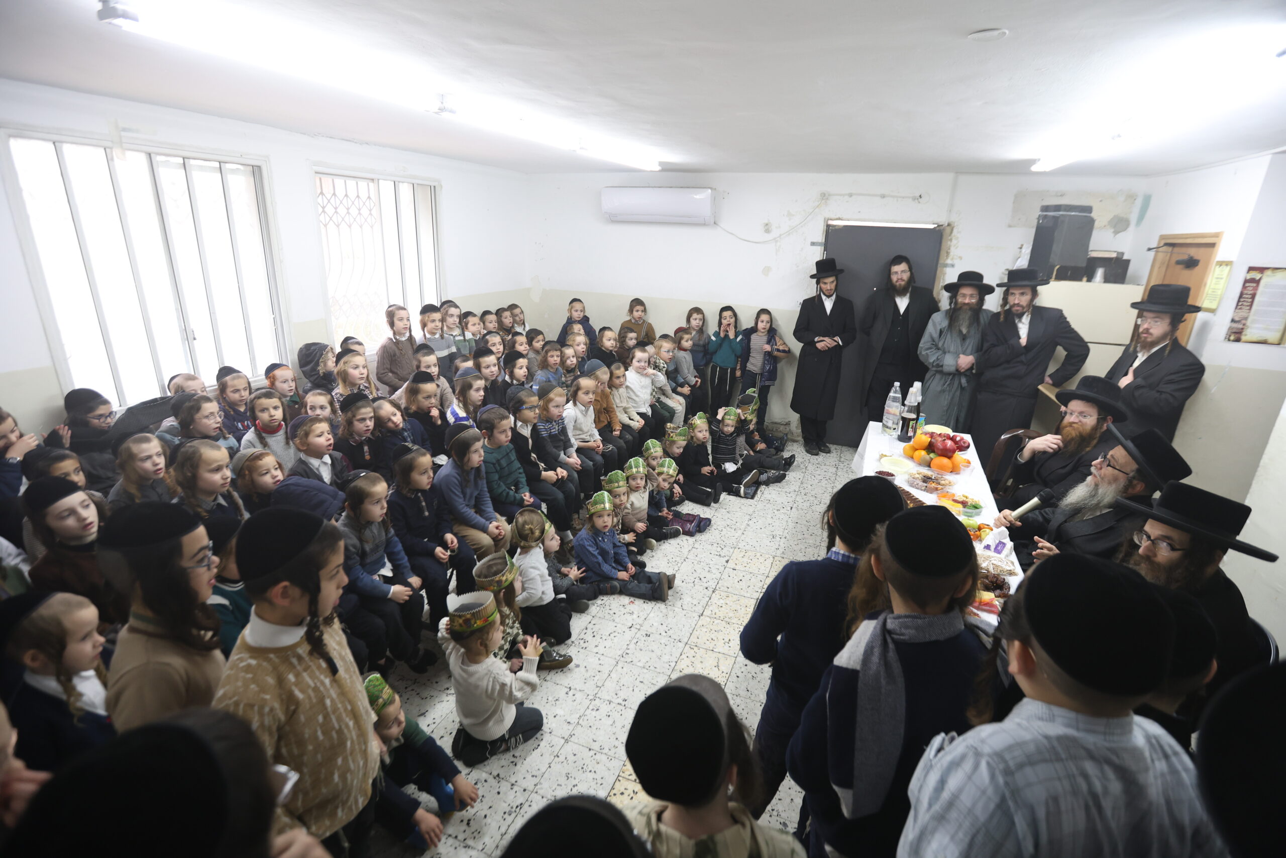 הגאב"ד התרגש מתמימות הילדים: "אשמע בקול היניק"