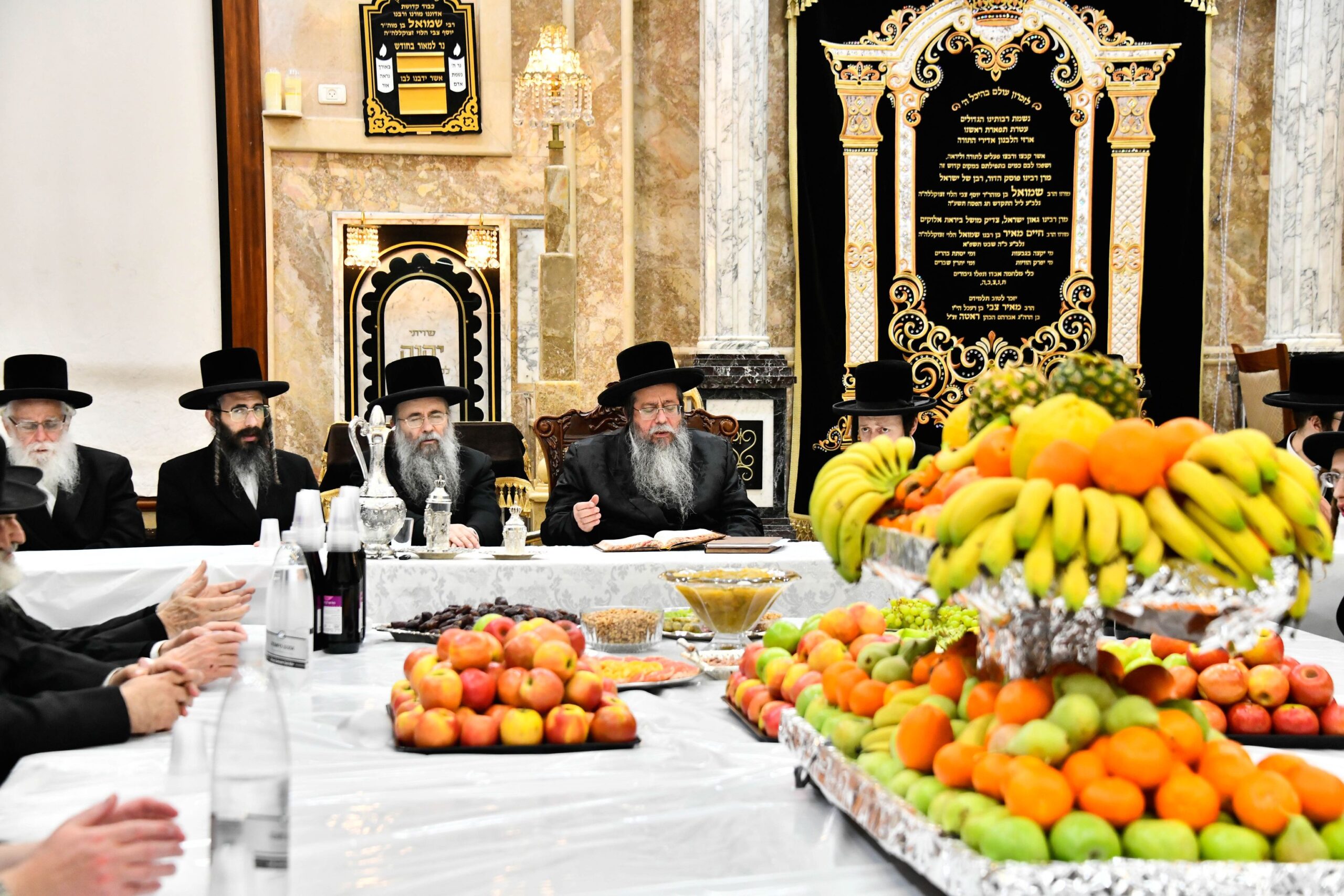 עם אשכול בננות | ט"ו בשבט בחצר חסידות שבט הלוי