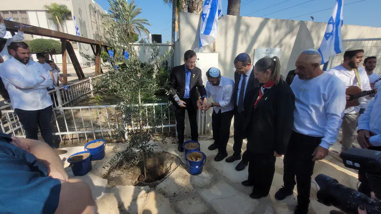 הנשיא נטע עץ בישיבת בני עקיבא נווה הרצוג