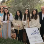 תיעוד: חמש התצפיתניות השתחררו מבית החולים ונטעו עץ זית בכניסה לבית החולים בילינסון