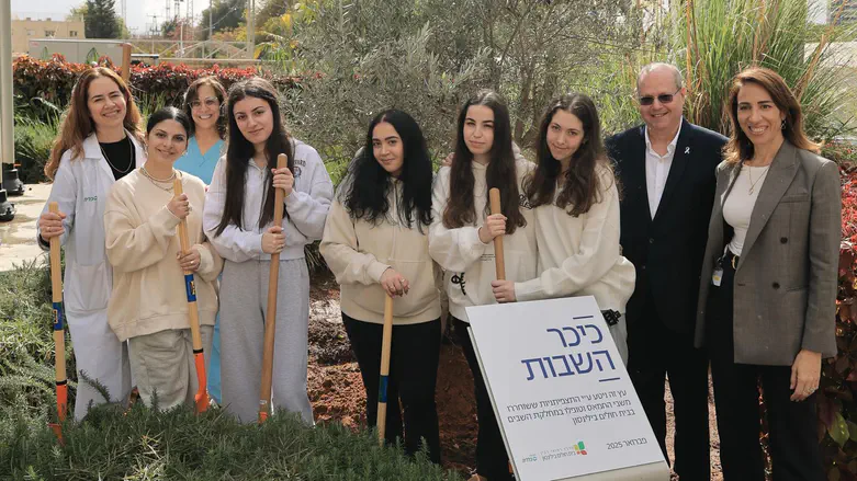 תיעוד: חמש התצפיתניות השתחררו מבית החולים ונטעו עץ זית בכניסה לבית החולים בילינסון