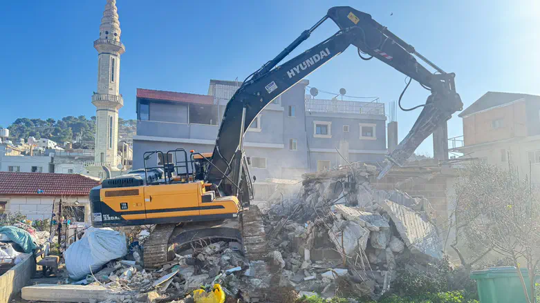 מבצע אכיפה בגוש עציון | השר סמוטריץ': לא נאפשר השתלטות ערבית על אדמות הלאום