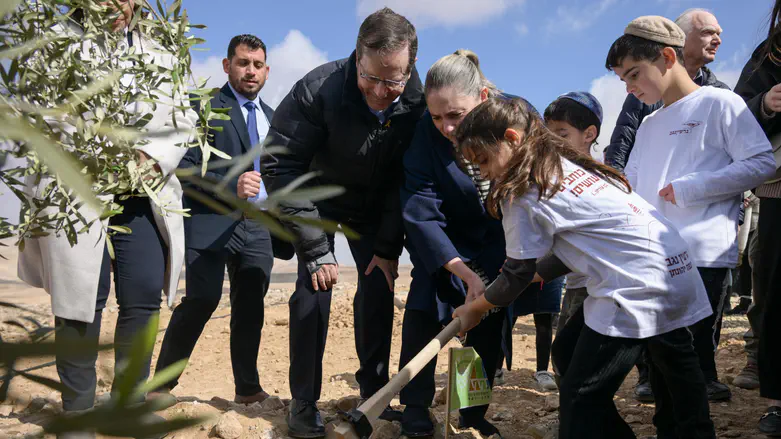 נטיעות ראשונות בשכונת 'מצפה יהונתן' לזכר מח"ט הנח"ל ז"ל