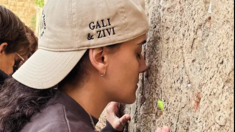 אמילי דמארי התפללה בכותל על החטופים: "שבקרוב יהיו איתנו ביחד"