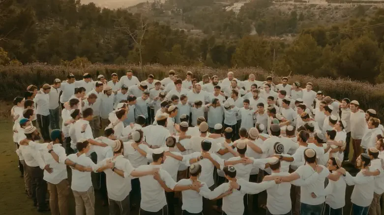 הקליפ שמחבר בין שמיים לארץ: מקבלים שבת עם הישיבה התיכונית באלון מורה