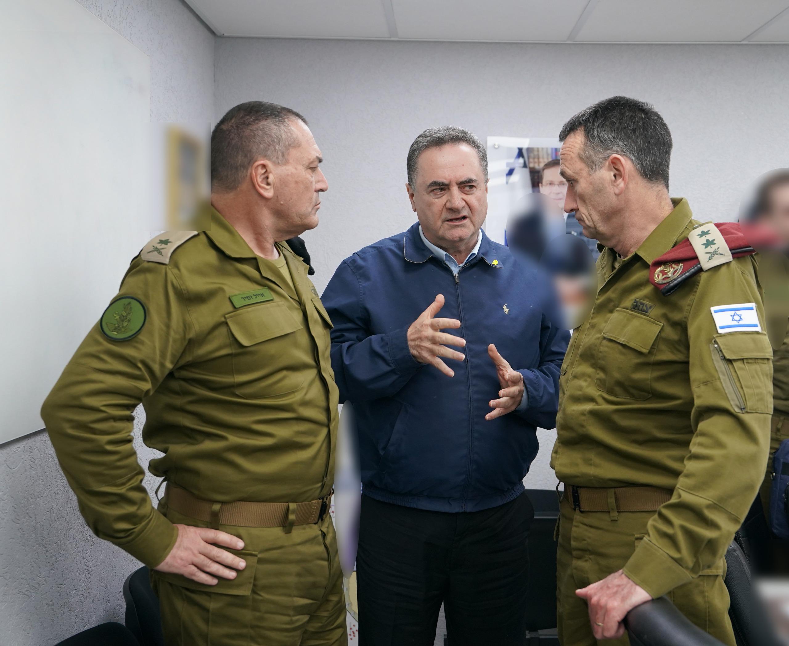 בנוכחות אייל זמיר: שר הביטחון קיים הערכת מצב -עם בכירי מערכת הביטחון