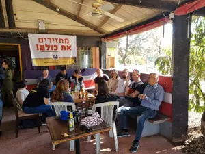 "אתמול הייתה אזכרה של אבי – היום חוגגים": חברי קיבוץ ניר עוז התכנסו לצפות בשחרור החטופים