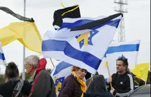 סקר חדש: גנץ ולפיד ממשיכים לצנוח – וזה מי שגורף את כל הקופה